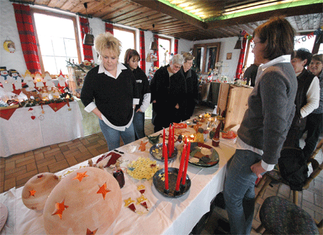 Besucher am Keramik-Stand von Kerstin Ehler